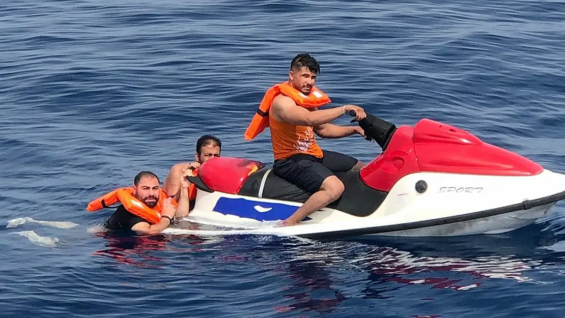 JET SKİ İLE KAÇMAYA ÇALIŞAN 3 DÜZENSİZ GÖÇMEN YAKALANDI