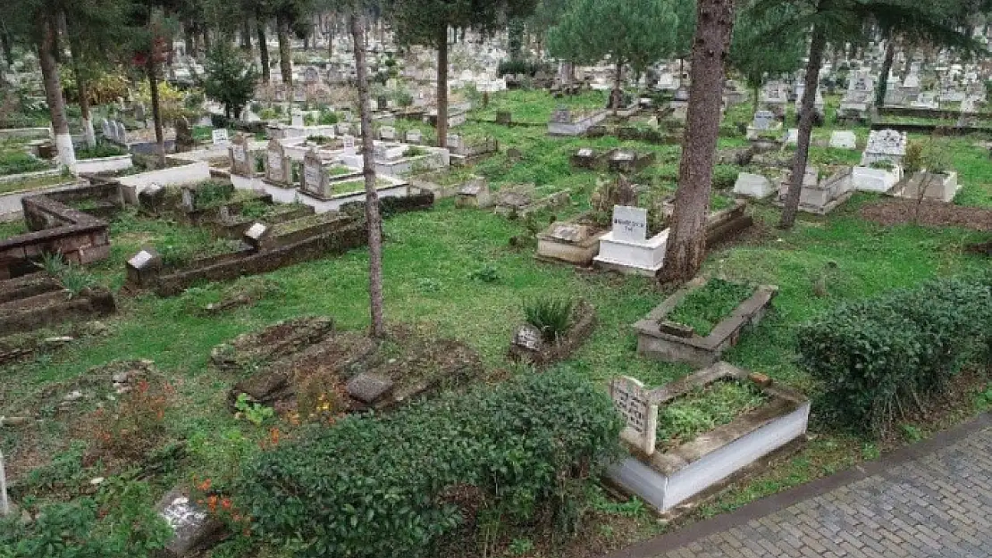 Bu Kabristandaki Bazı Mezarlar Farklı Yöne Bakıyor!