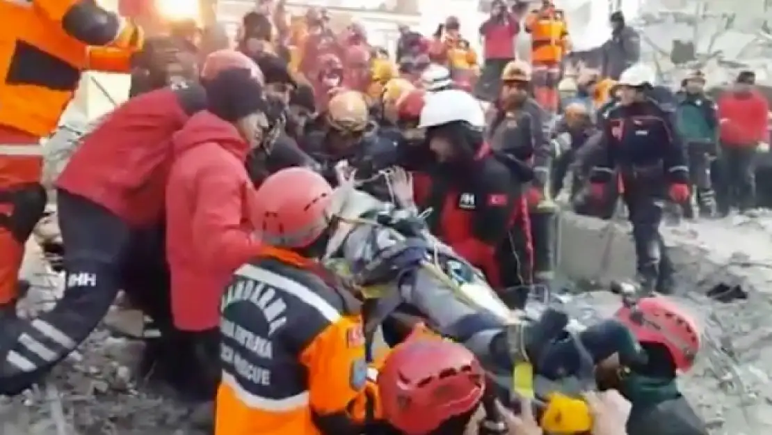 Depremin Ardından Arama Kurtarma Çalışmaları Sürüyor