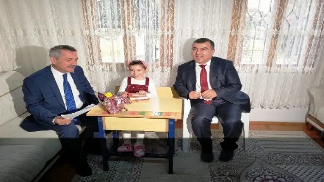 Evde Eğitim Alan Yağmur'un Karne Sevinci
