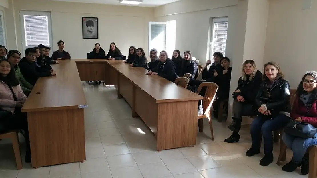 Lise Öğrencileri Muğla Hayvan Bakımevi'ni Ziyaret Etti!