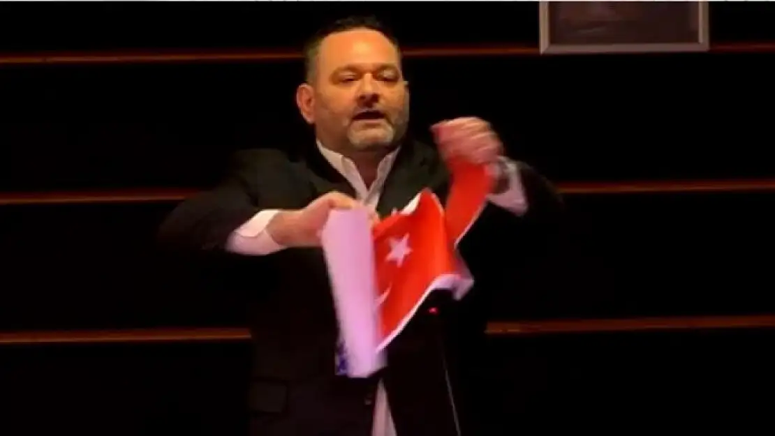 Yunan Vekil Parlamento'da Türk Bayrağı'nı Yırttı!