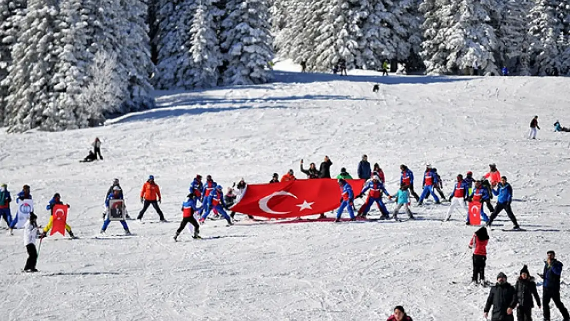 Yunan Vekile Dev Türk Bayrağı ile Tepki Gösterdiler