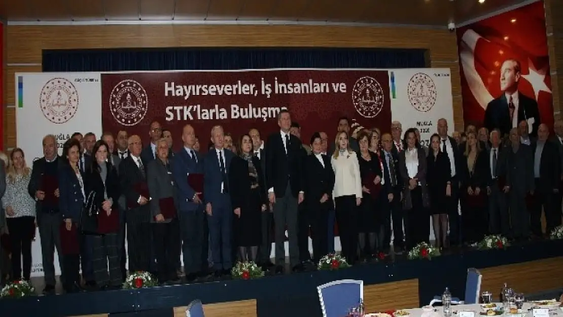 Bakan Selçuk Eğitime Katkı Verenlere Plaket Verdi