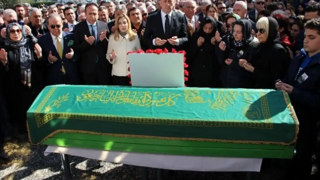 Bakan Selçuk Emekli Milli Eğitim Müdürü'nün Cenazesine Katıldı