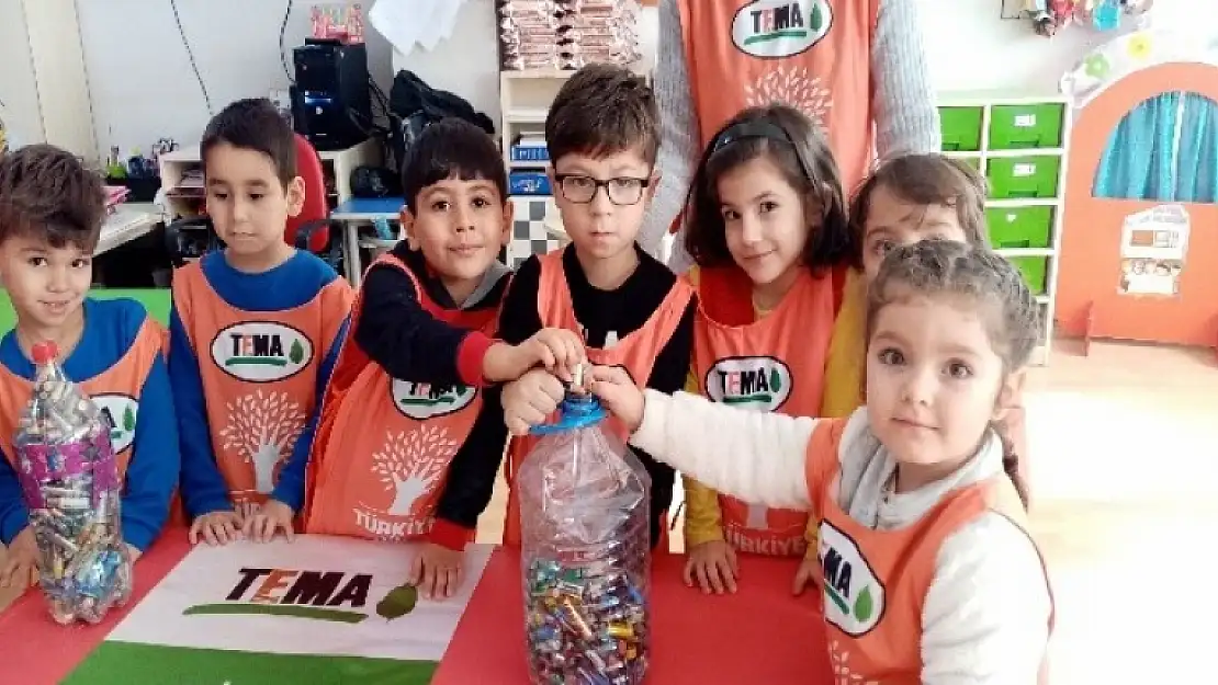 Milas'ta Minik Gönüllüler Tema Rozetlerini Taktı