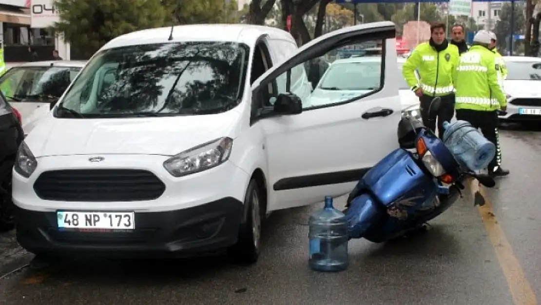 Motosiklet Sürücüsü Aracın Açılan Kapısına Çarptı