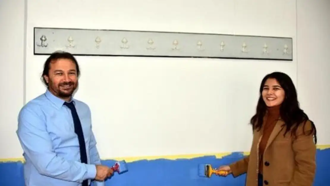 Muğla'da Dekan Öğretim Üyeleri ve Öğrencilerle Sınıfları Boyadı!