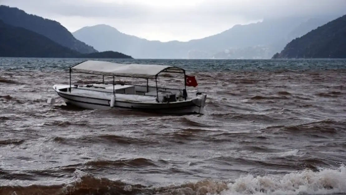 Muğla'da Sağanak Denizin Rengini Değiştirdi