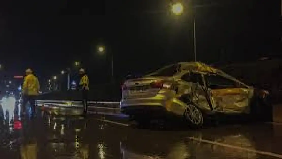 Park Halindeki Araçlara Çarparak Devrildi: 1 Ölü
