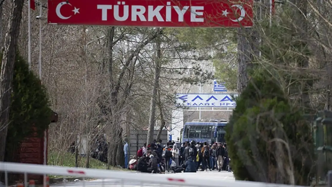 Yunanistan Göçmenleri Gaz ve Ses Bombası ile Uzaklaştırıyor