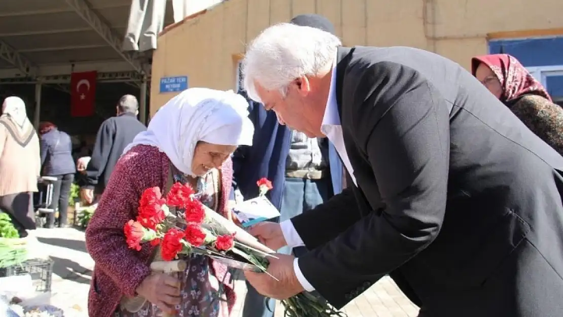 Başkan Akkaya'dan Kadınlara Karanfil