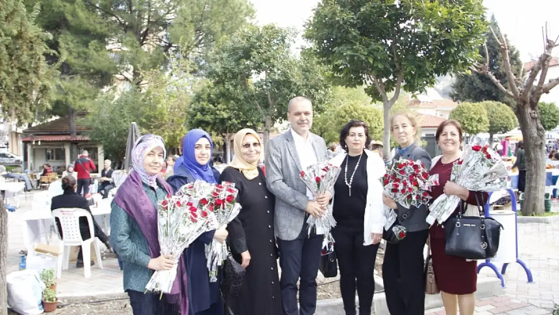 Başkan Uzundemir, Ortaca 2. El Pazarı'nda Kadınlara Karanfil Dağıttı