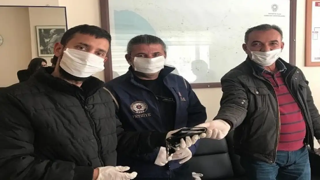Caddede Bulduğu Cüzdanı Sahibine Ulaştırdı