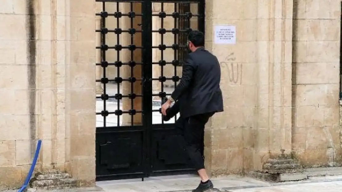 Caminin Kapalı Olmasına Sinirlendi Kapıyı Kırmak İstedi!