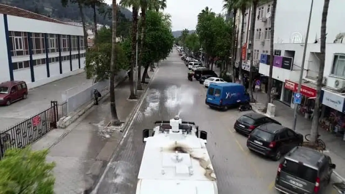 Fethiye'de TOMA ve Belediye Araçları Caddeleri Yıkadı