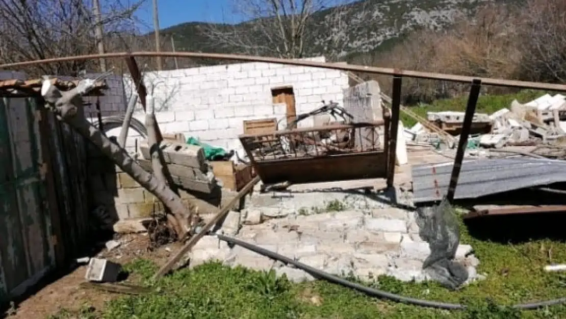 Kuvvetli Rüzgar Muğla'da Ahırların Çatısını Uçurdu!