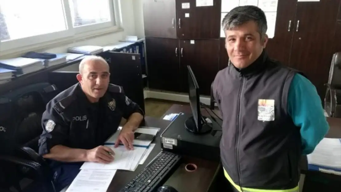 Marmaris'te, Temizlik İşçisi Bulduğu Parayı Polise Teslim Etti