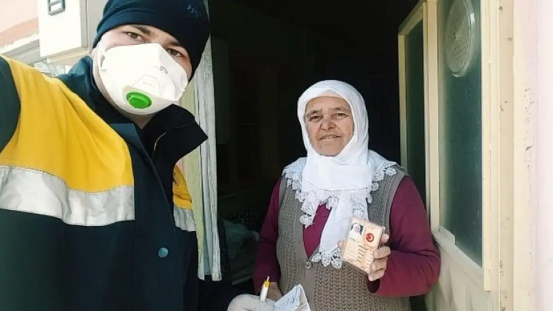 Ortaca PTT 65 Yaş Üstü Emeklilerin Maaşını Evlerine Götürüyor