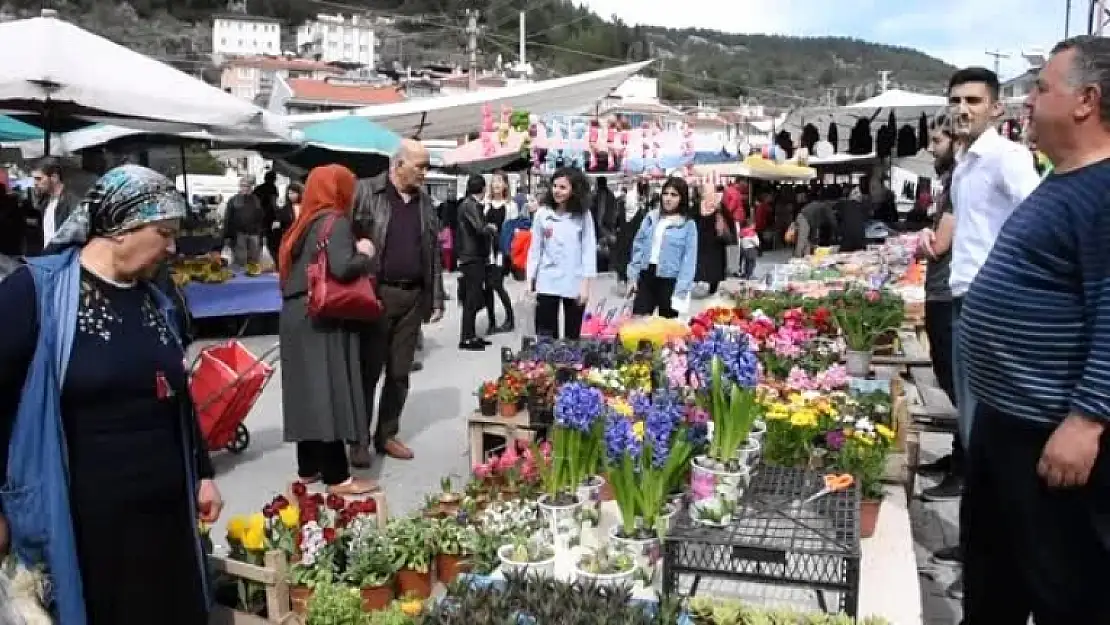 Tiyatro Oyuncuları Kadın Pazarcılara Yardım Etti