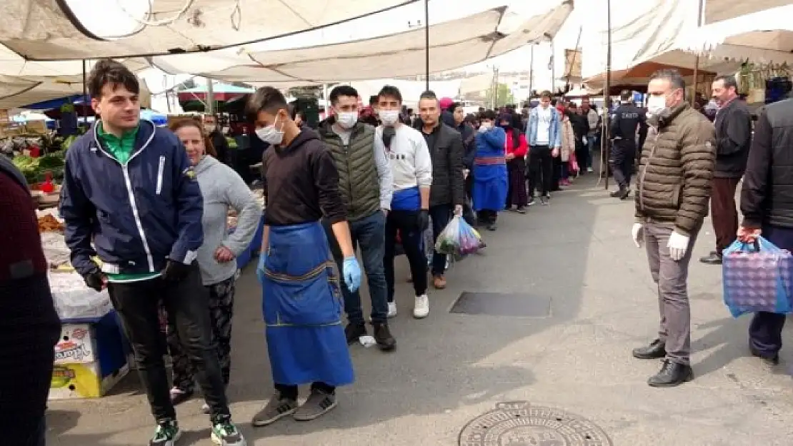 Ücretsiz Maske Eldiven ve Dezenfektana Kuyruk Oluştu