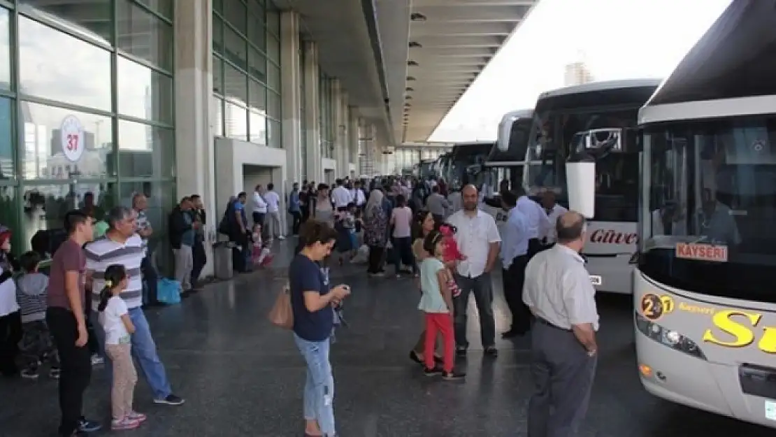 Yolcular Otogarın Yolunu Tuttu! Bilet Fiyatları Şoke Etti