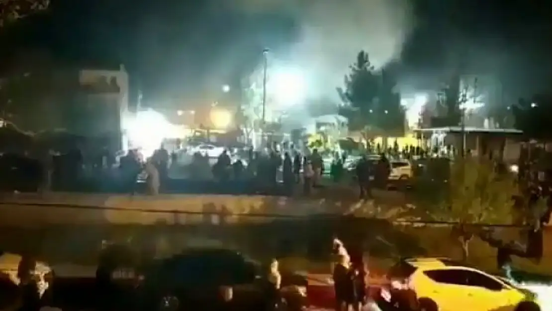 Batman Cezaevi'nin Önünde Mahkum Yakınları Olay Çıkarttı!