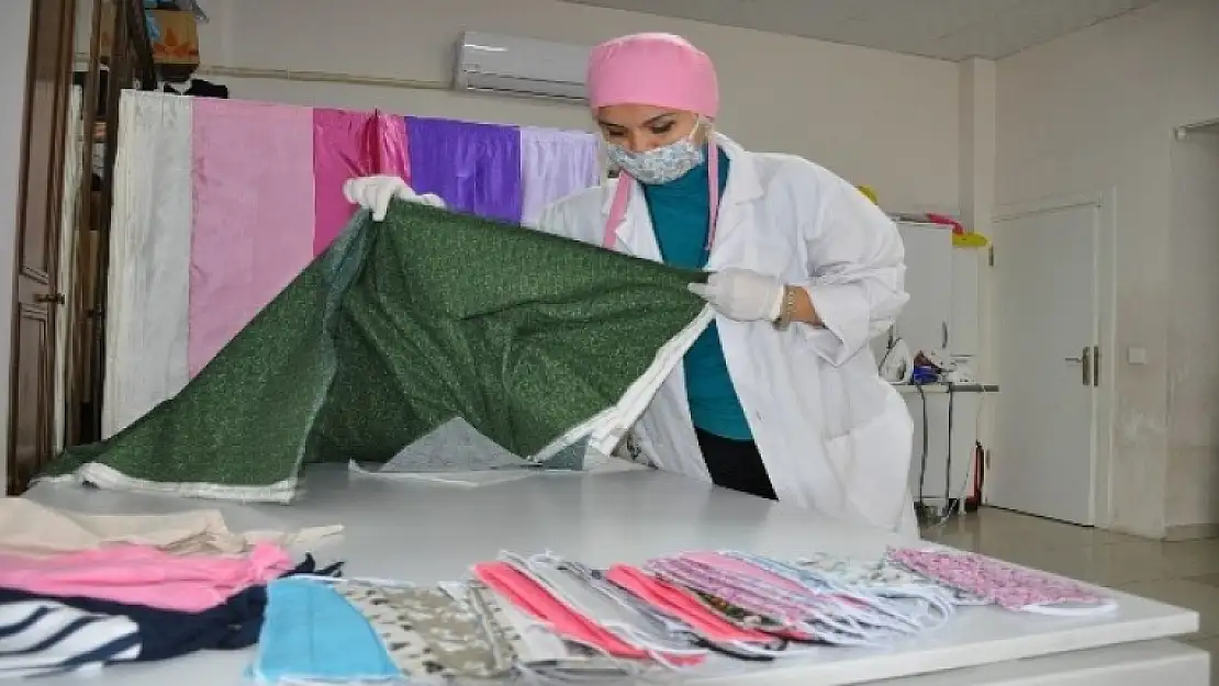 Çocuklar için Kostüm Dikiyordu Şimdi Maske Üretiyor