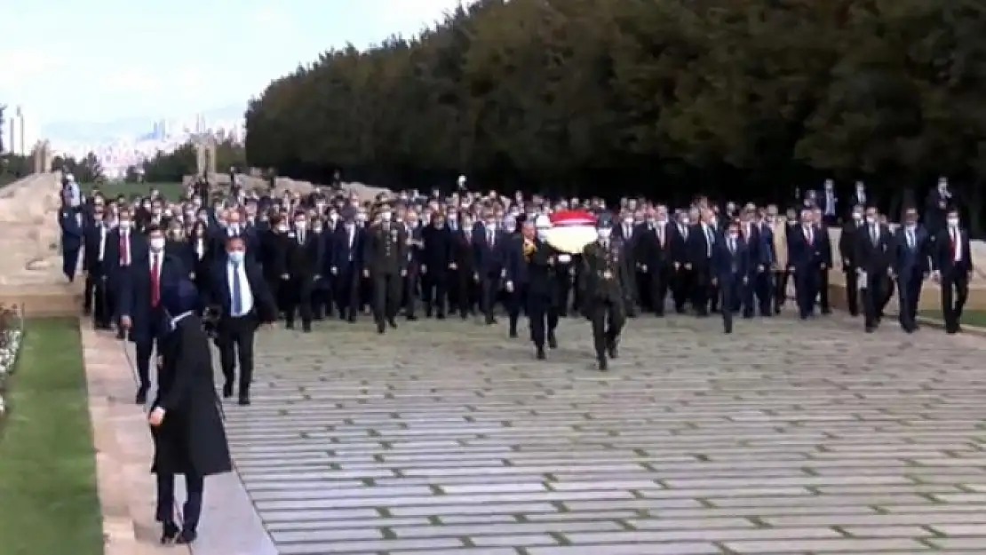 Devlet Erkanı Maskelerle Ata'nın Huzurunda!