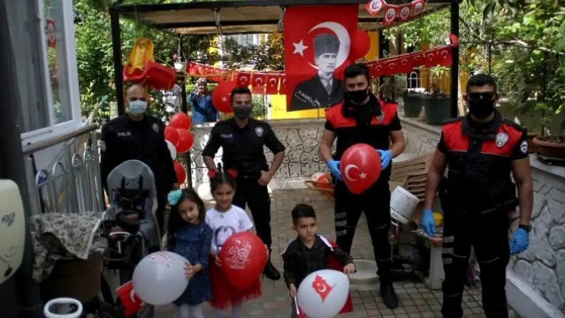 Fethiye'de, Polisliğe İlgi Duyan Miniğe Sürpriz