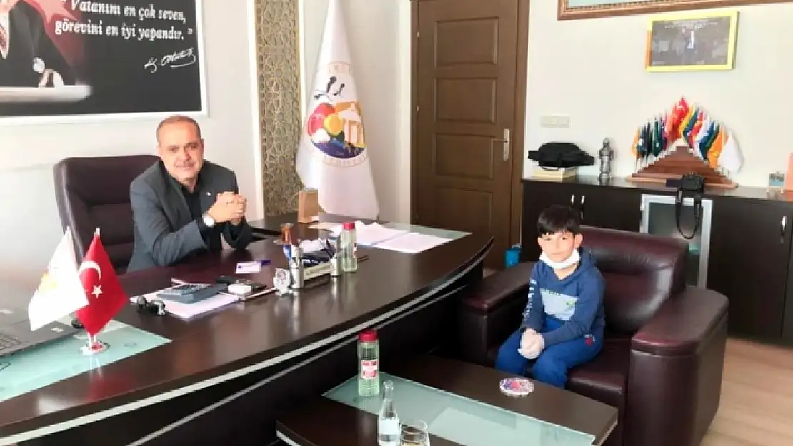 Harçlıklarını 'Biz Bize Yeteriz Türkiyem' Kampanyasına Bağışladı