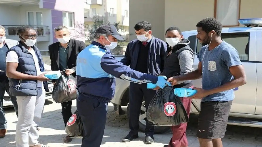Menteşe'de Yabancı Uyruklu Öğrencilere Yemek Yardımı