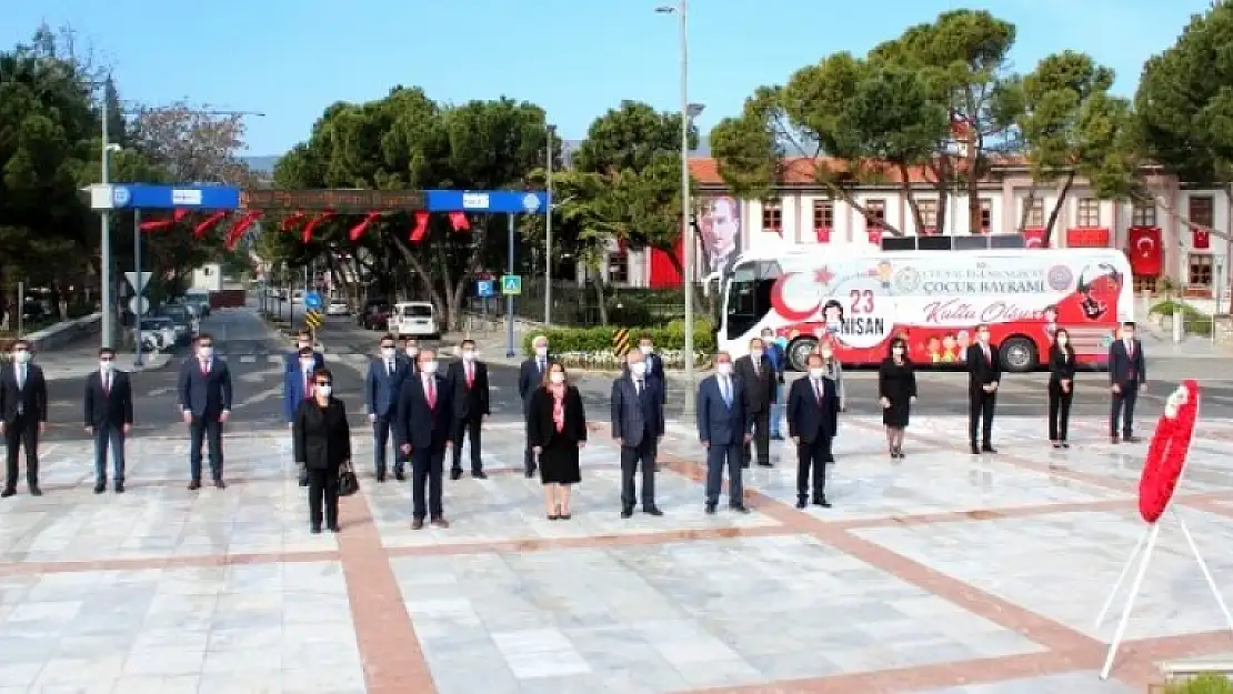 Muğla'da 23 Nisan Kutlama Programı Çelenk Sunma Töreniyle Başladı