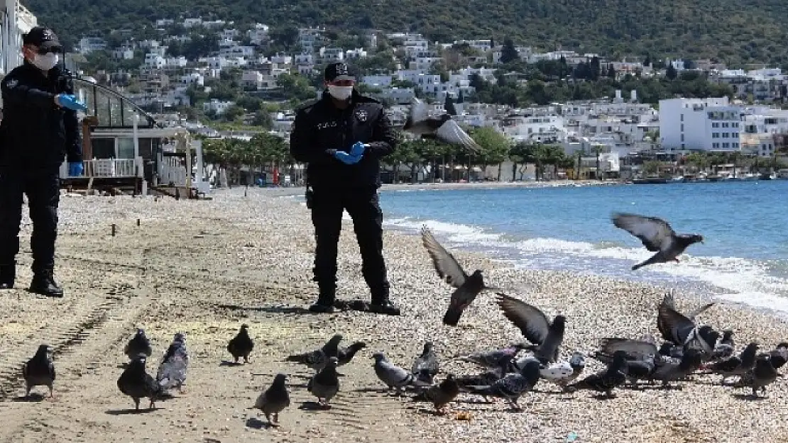 Polis Ekipleri Hem Devriye Attı Hem Güvercinleri Besledi