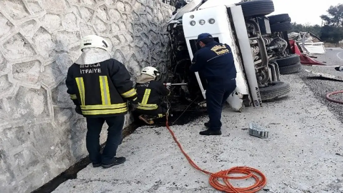 Seydikemer'de Hırdavat Yüklü Kamyonet Devrildi: 1 Ölü!