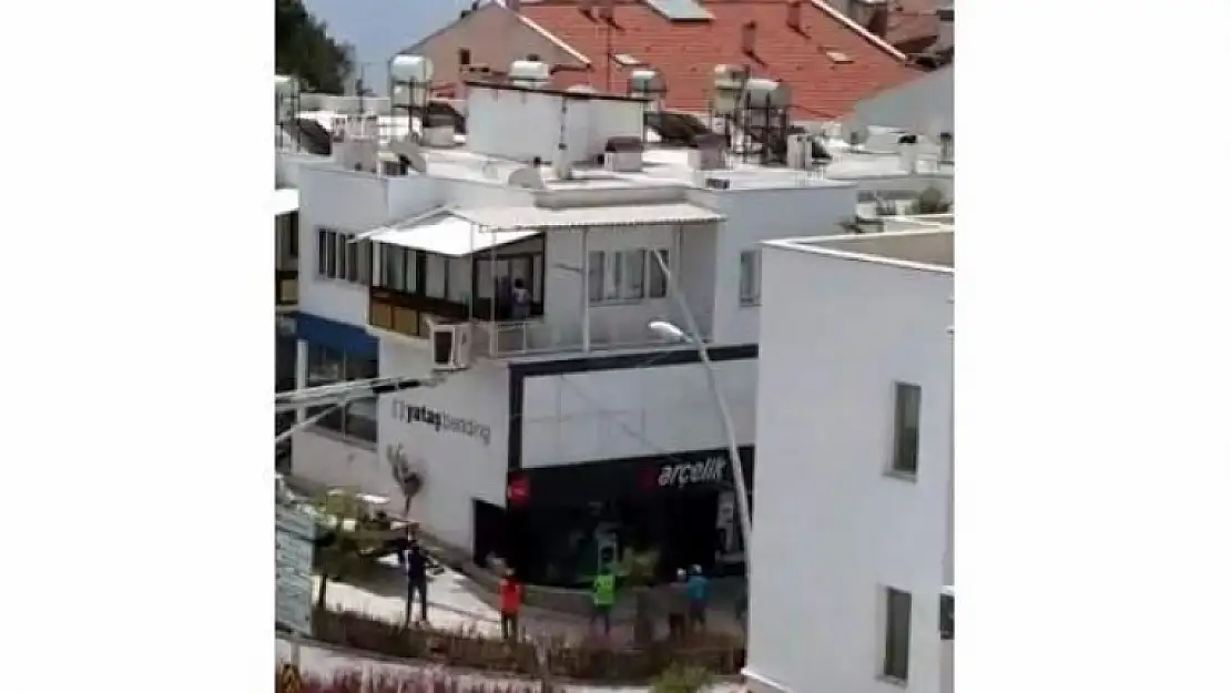 Bir Saat Balkonda Ağlayan Bebeğe Annenin Sorumsuzluğu Pes Dedirtti