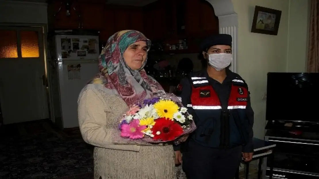 Fethiye'de Jandarmadan Şehit Annesine Anneler Günü Ziyareti