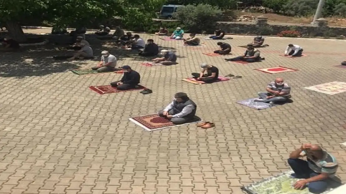 Köyceğiz'de Şükür Kurbanı Kesilerek Cuma Namazı Kılındı