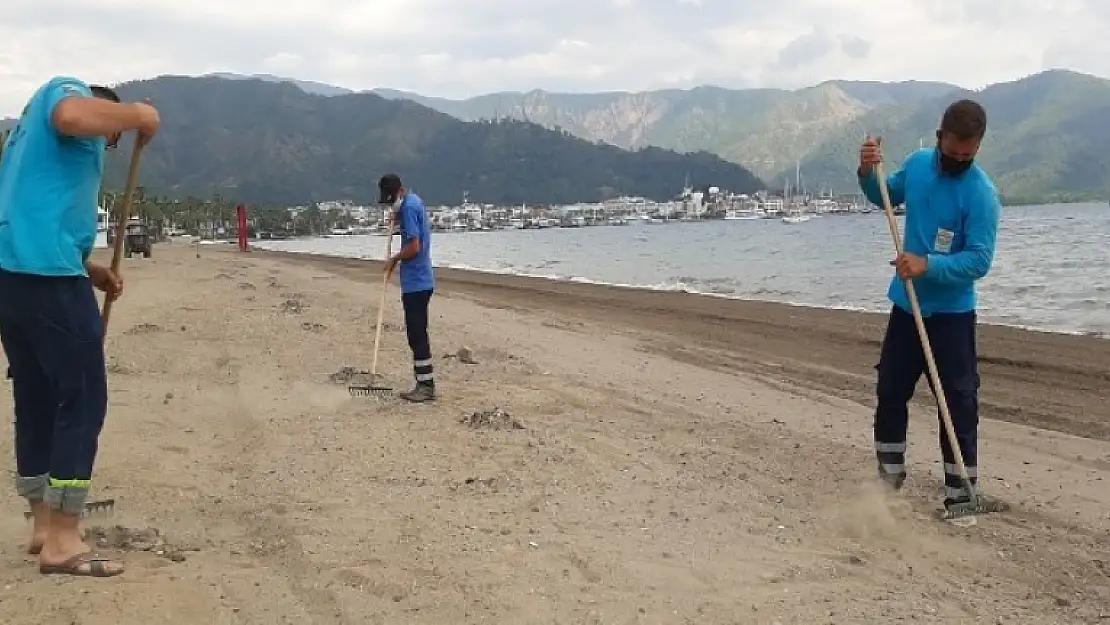Marmaris Halk Plajında Hummalı Hazırlık