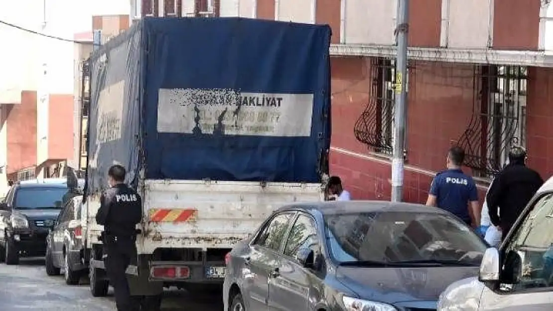 Nakliye İşi Yapan Vatandaş Kamyonet Kasasında Kendini Astı