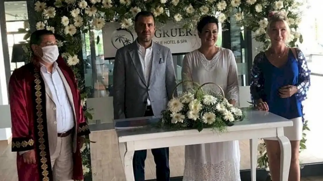 Seda Sayan ve Başkan Tokat Ayrı Çifti Nikah Masasına Oturttu