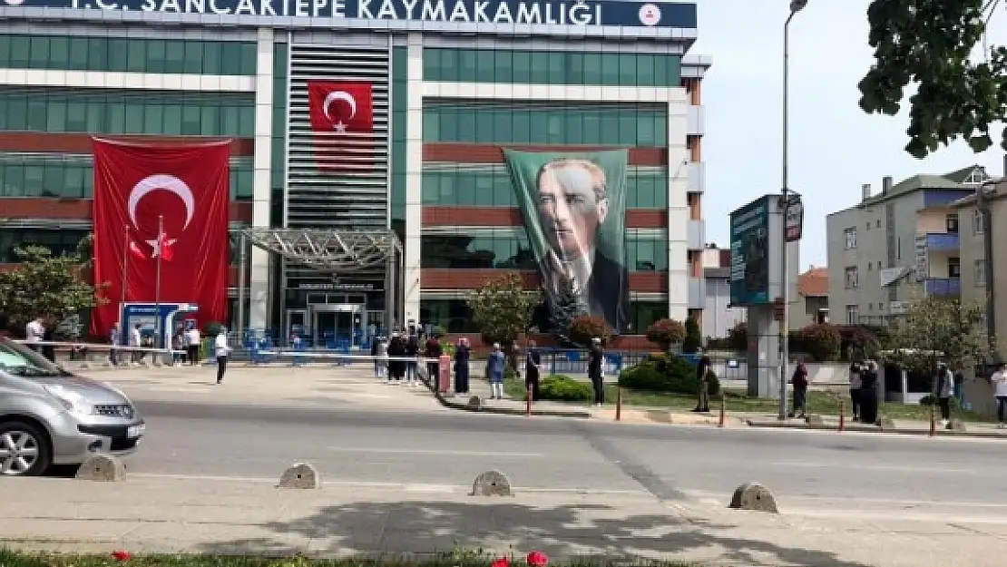 Sokağa Çıkma Yasağına Rağmen Kaymakamlık Önünde Uzun Kuyruk!