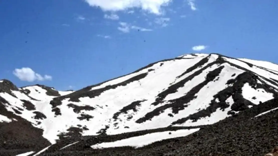 Batı Toroslar'da Haziran Ayında Kar Manzarası