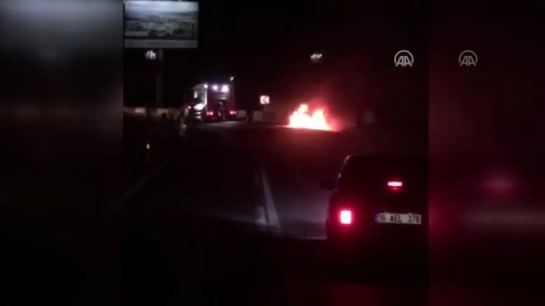 Bodrum'da Beton Bariyerlere Çarpan Otomobil Yandı