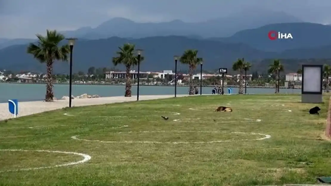 Fethiye'de Sahil Bandında Çemberli Sosyal Mesafe Dönemi
