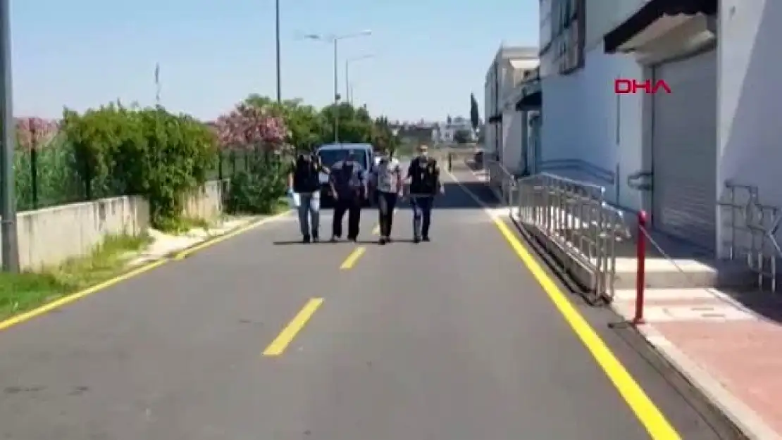 Kendilerini Polis Olarak Tanıtıp Yaşlı Kadını Dolandıran Şüpheliler Yakalandı