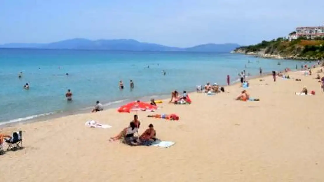 Kuşadası'ndaki Plajlar Doldu, Bodrum'dakiler Boş Kaldı