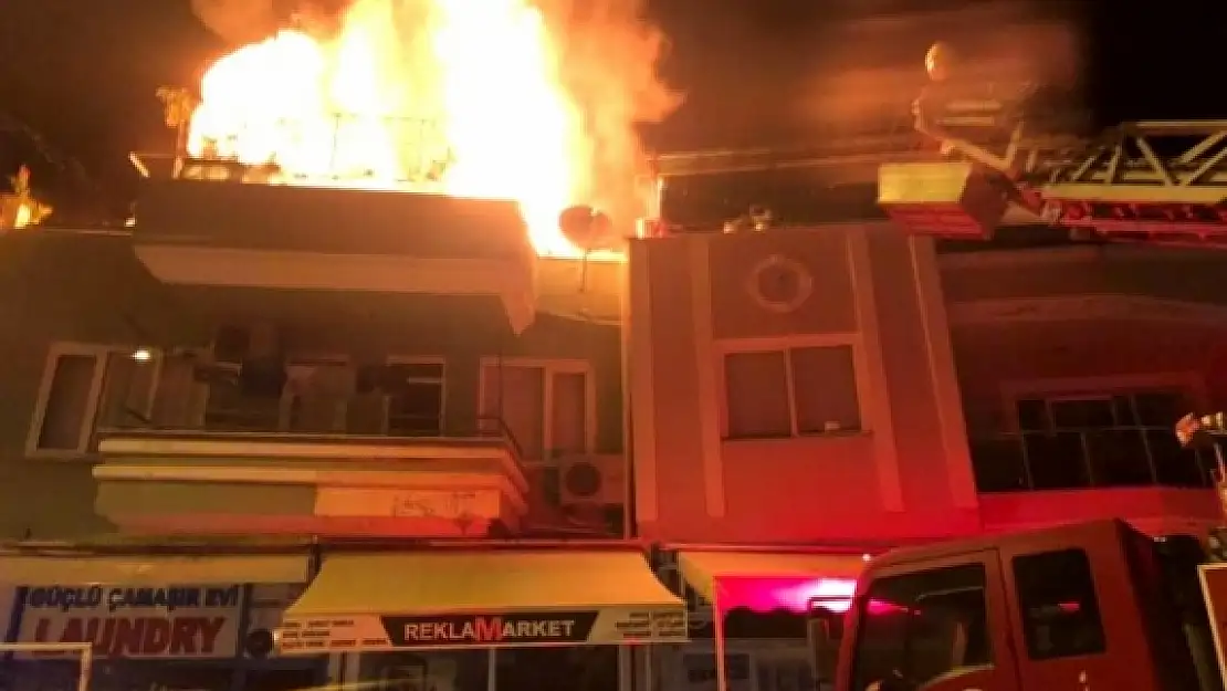 Marmaris'te, Çatı Katında Çıkan Yangında 2 Ev Kullanılamaz Hale Geldi