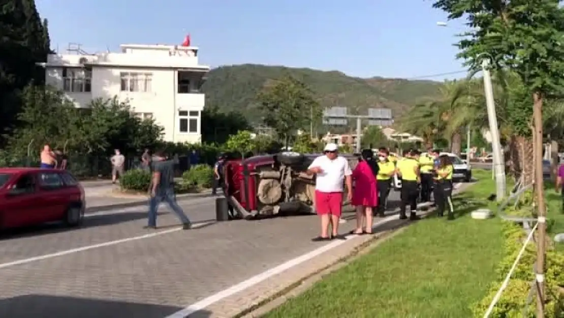 Marmaris'te Kaza: Otomobillerden Biri Direğe Çarpıp Ters Döndü!