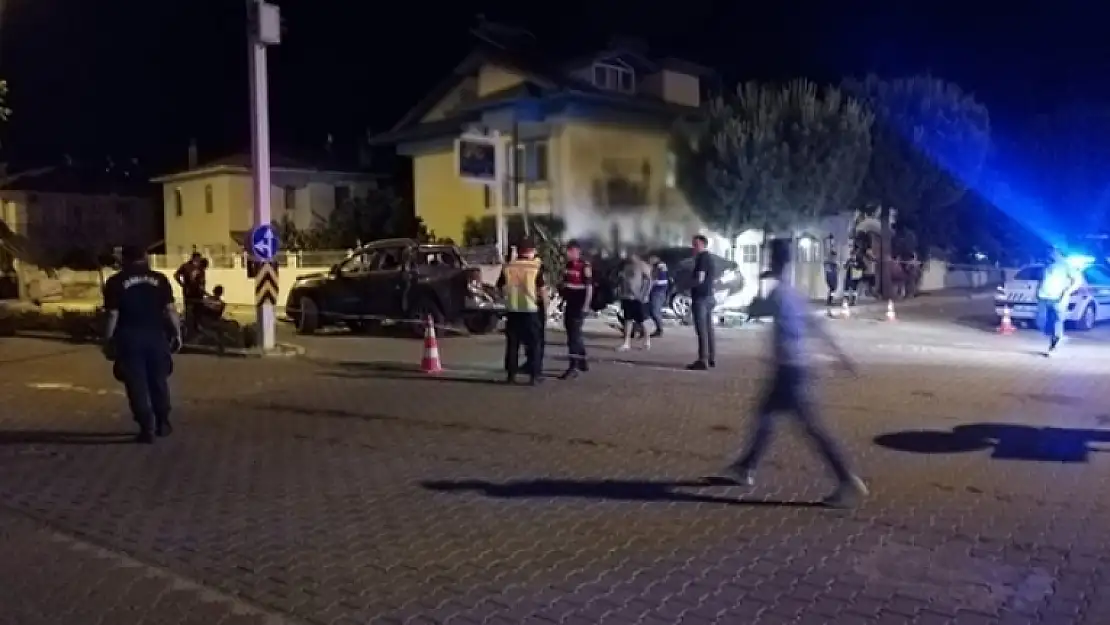 ORTACA'DA OTOMOBİL VE KAMYONET ÇARPIŞTI: 1 ÖLÜ 4 YARALI!